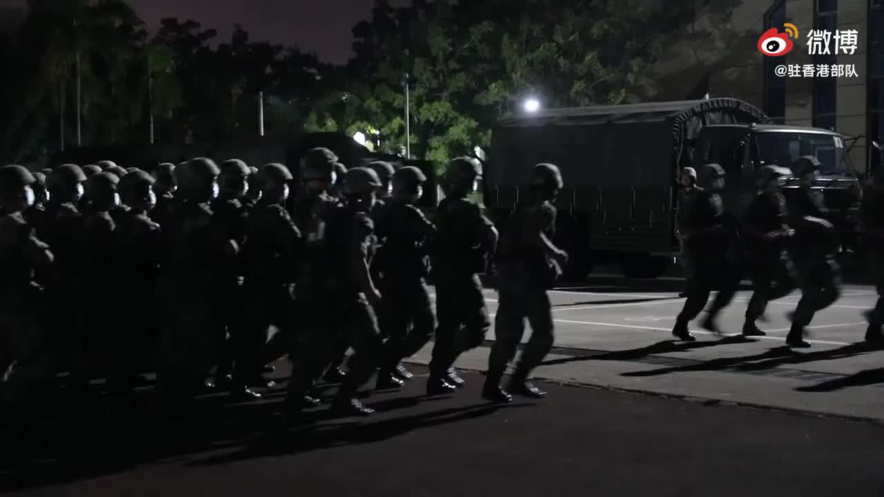 现场视频：驻香港部队陆海空三军轮换