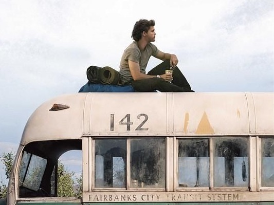 《荒野生存》的“142巴士”被搬走了，曾是著名徒步朝圣地