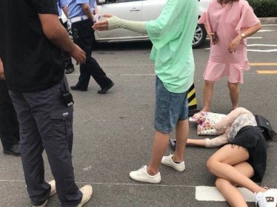 青岛宜家一保安因停车纠纷打伤三顾客，警方：打人者已被控制