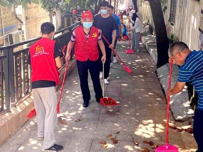 光明街道党员志愿者清洁家园助力文明创建