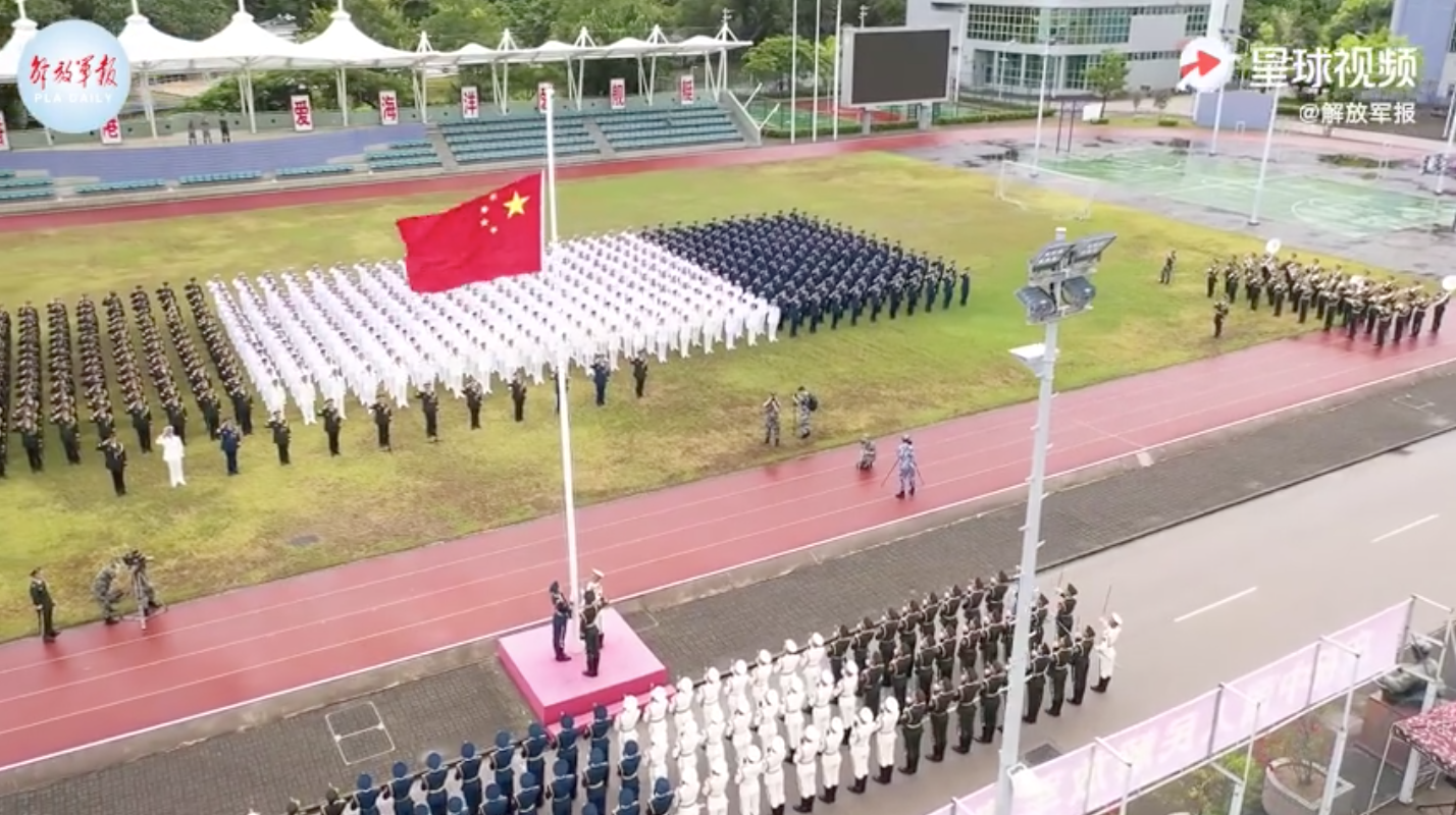 解放军驻香港部队举行八一升国旗仪式