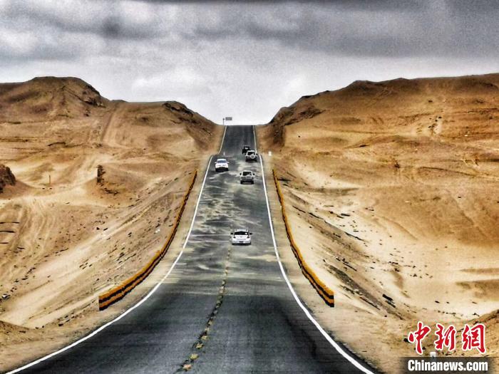格尔木整治“网红公路”拍照：设警示牌18处，“两微一抖”引导