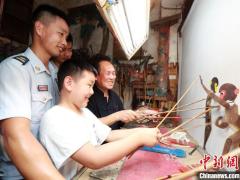 湖北“皮影王”：坚守42年传承与弘扬传统文化