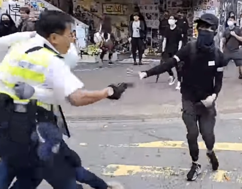 香港揽炒派议员许智峰控告开枪自卫警长，律政司要求撤销