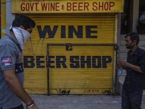 印度假酒事件死亡人数升至86人，警方突击抓获30余名嫌犯