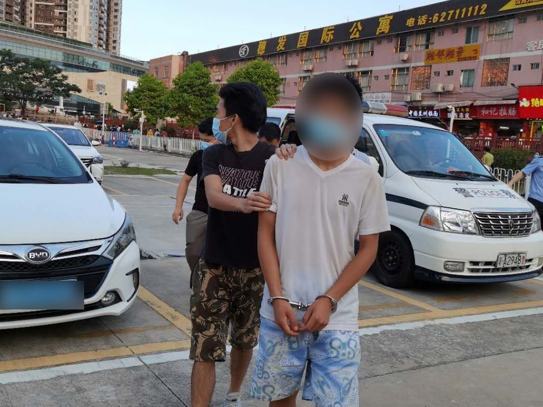 想红想疯了！广州一男子在地铁车厢铺草席直播“睡觉”，结果被抓了