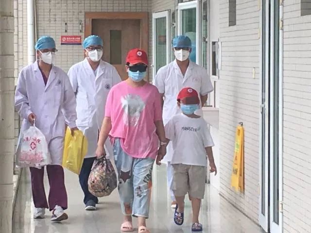 广东陆丰1名新冠肺炎确诊患者和1名无症状感染者治愈出院