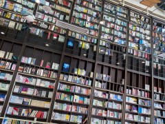 真实版“盗梦空间”！书店顶部缀满镜面仿佛时空折叠
