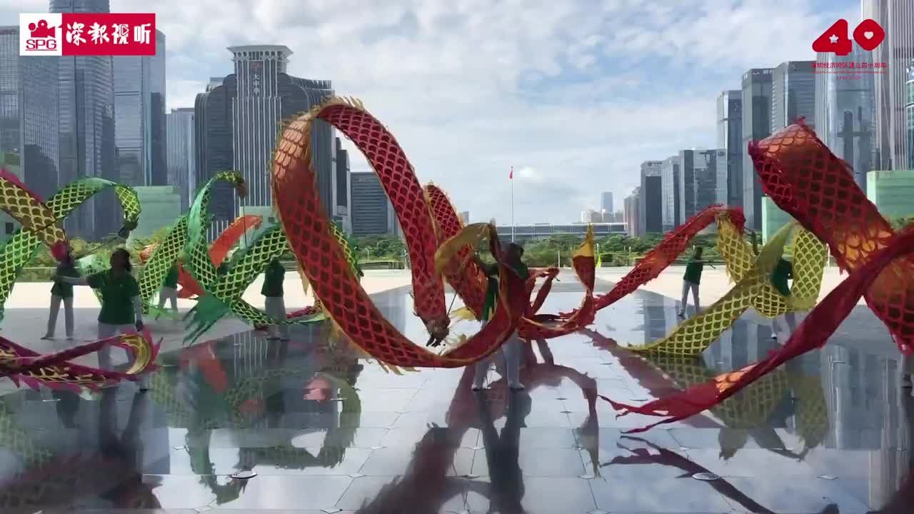 退休阿姨“画”龙为特区庆生