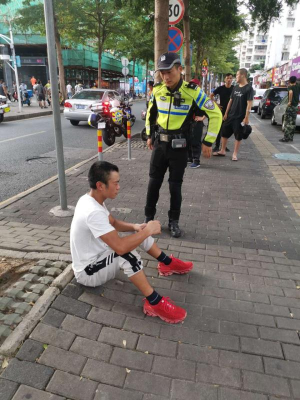 “防患于未然”罗湖交警铁骑援助一名醉酒男子