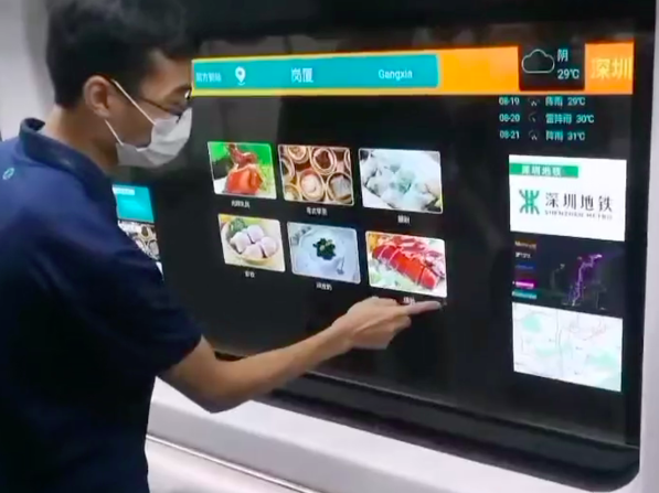 深圳地铁用上“透明电视” 未来或在地铁看直播