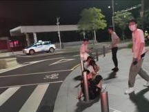 发生了什么？凌晨的深圳，男女背靠着路桩坐在道路上