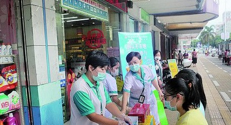 肇庆市市民踊跃参与烟头换口罩饮料活动 首日收集烟头超1万个