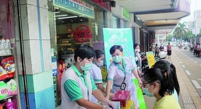 肇庆市市民踊跃参与烟头换口罩饮料活动 首日收集烟头超1万个