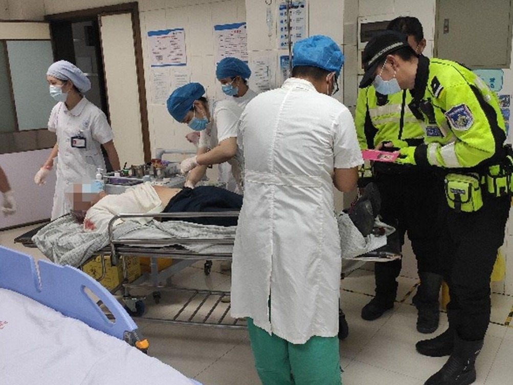 东莞八旬老人车祸倒地受伤，警医联动赢得救助时间