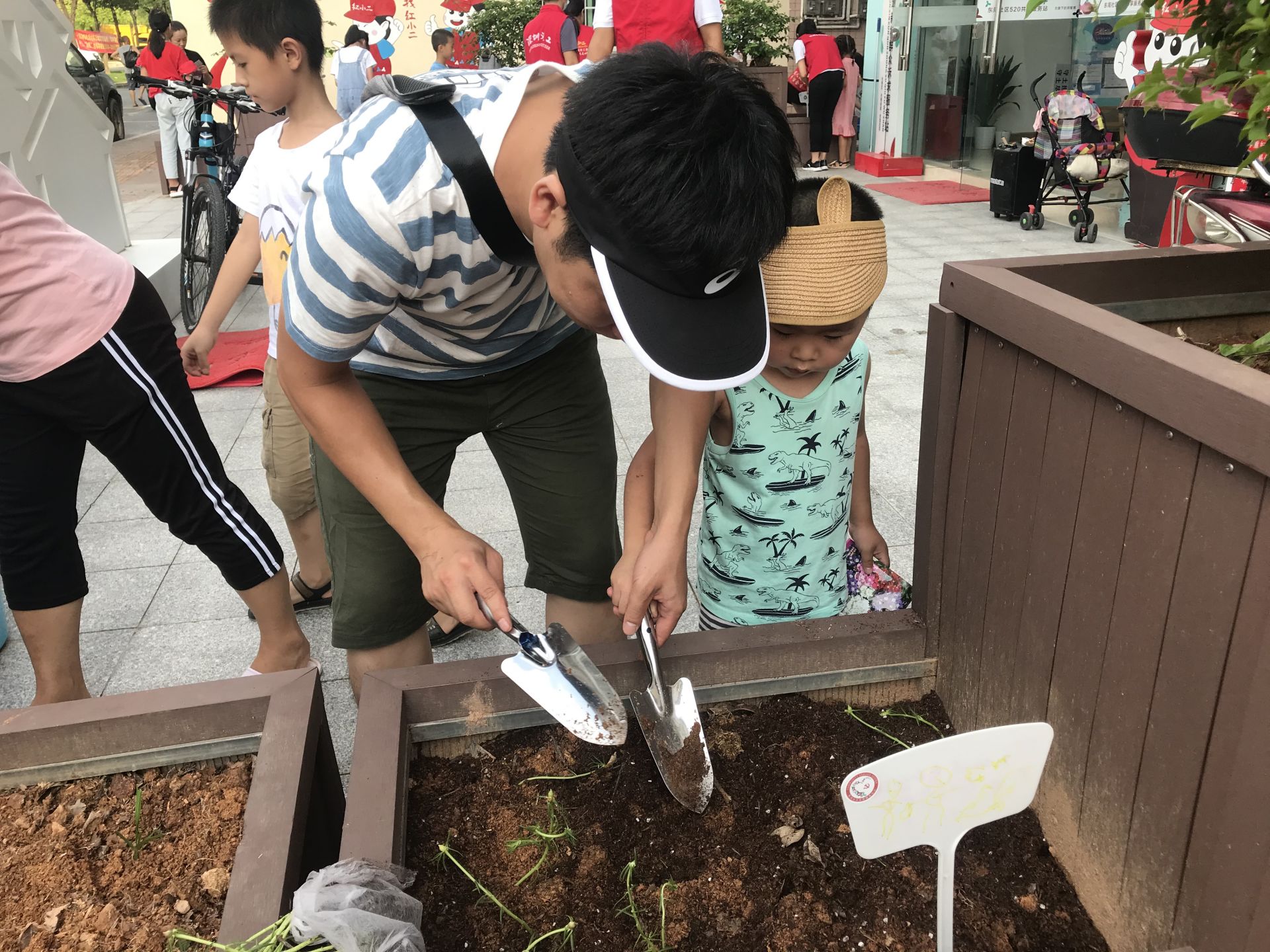 光明東周社區舉辦親子園藝diy活動