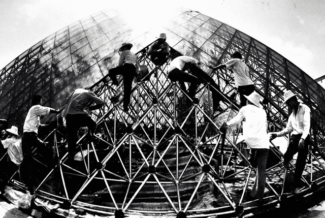 深圳经济特区40年影像志⑥ | 你知道世界之窗的玻璃金字塔是怎么建起来的吗？