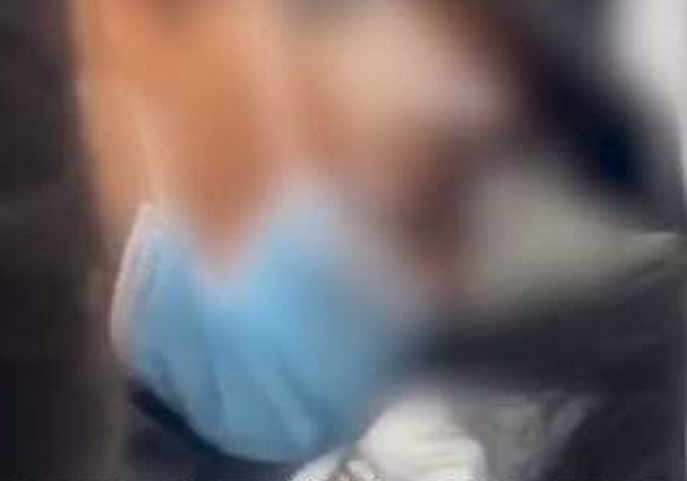 深圳地铁回应19岁安全员偷闻女乘客头发：已停职，警方介入