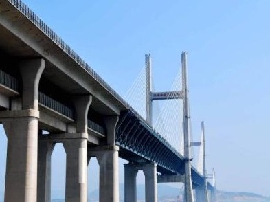 世界最长跨海峡公铁两用大桥进行荷载试验  
