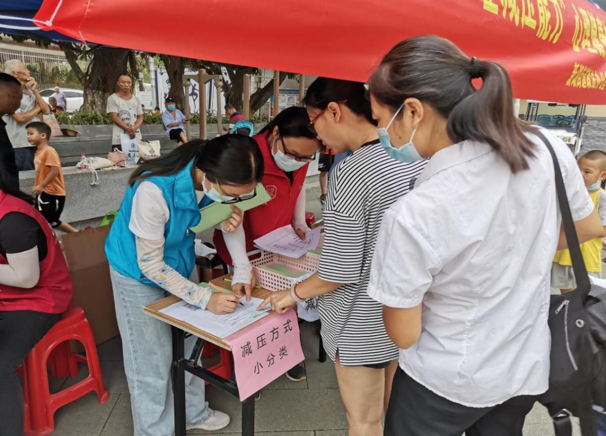 新湖街道V爱之家向居民传授心理减压知识