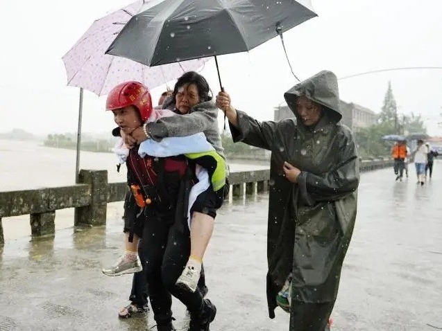 强降雨致四川31条江河出现超警超保水位 紧急转移6万余人