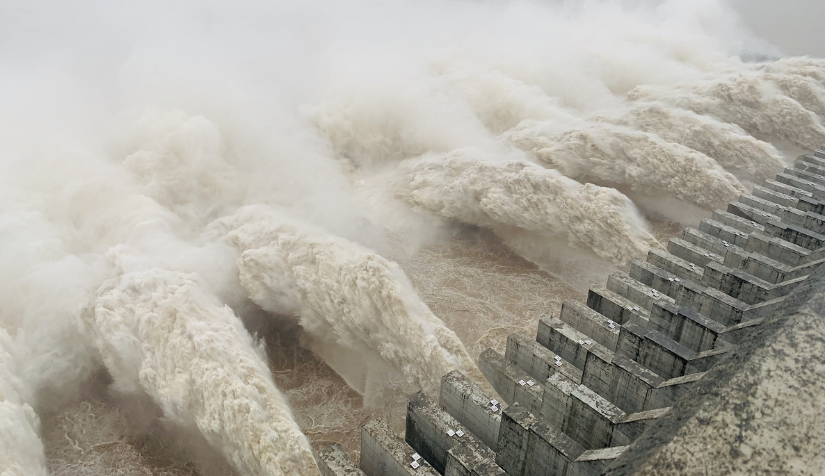 直击现场：三峡枢纽迎来建库以来最大洪峰，开启11孔泄洪