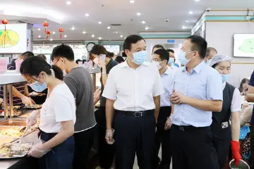 制止餐饮浪费 培养节约习惯  福田区机关领导带头参与“光盘行动”