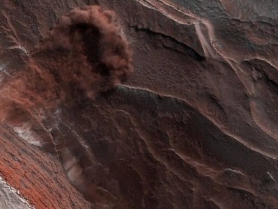 NASA火星勘测轨道飞行器捕获深褐色的雪崩照片 