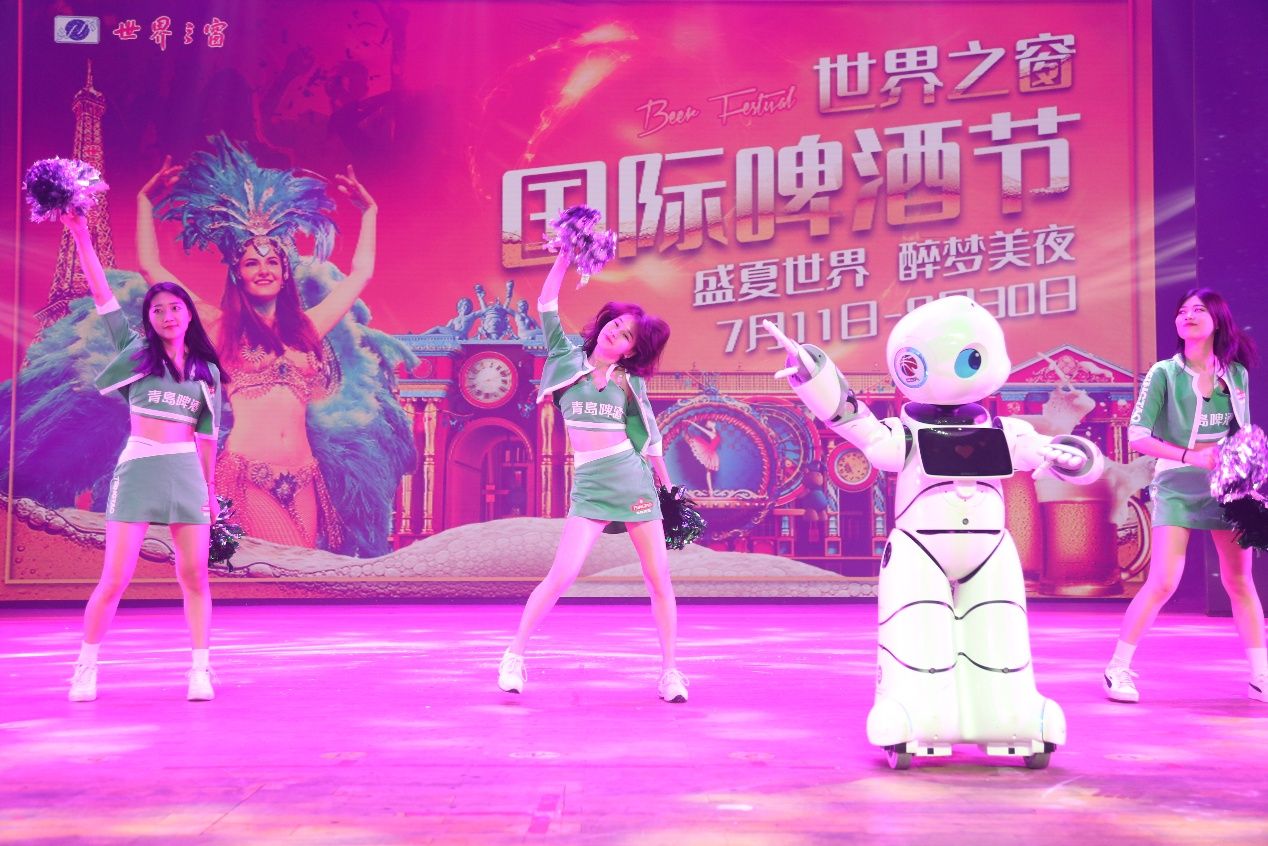 青岛啤酒助威中国篮球，机器人啦啦队引发欢呼尖叫
