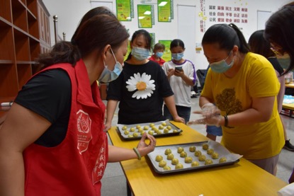 楼村社区组织妈妈们学做传统美食