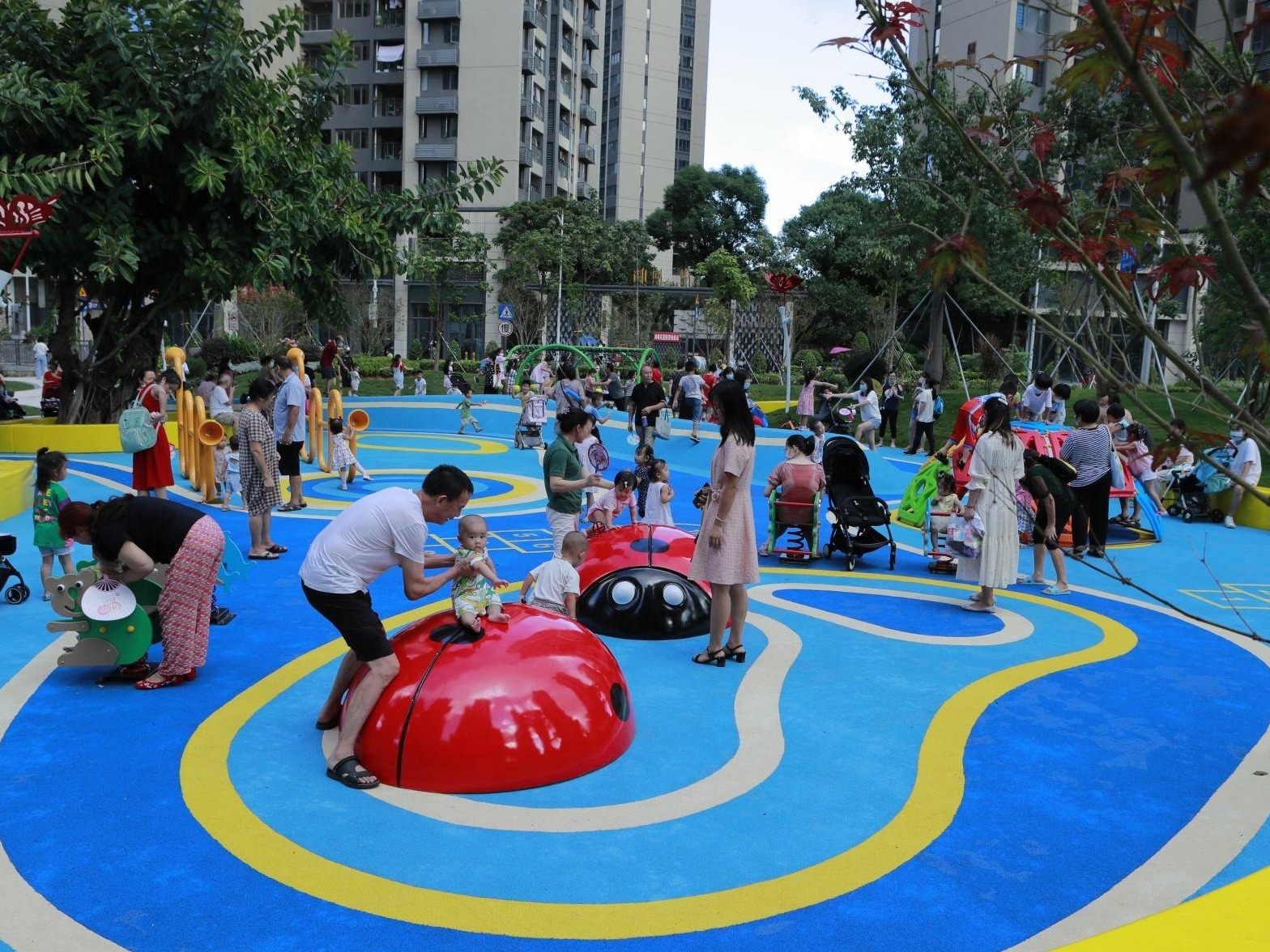 大浪街道白玉街花漾街区建成开放 新增各种游乐设施成儿童乐园