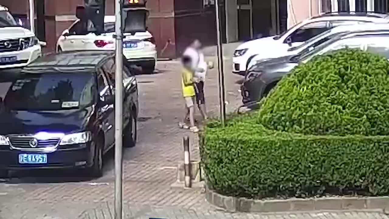 男子骗10岁孩子零钱罐被抓