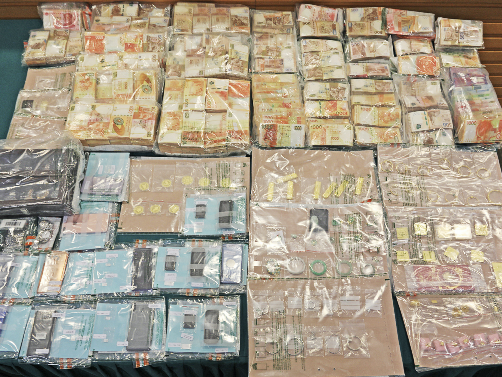 香港海关破获特大跨境走私及洗钱集团  缴获案值一亿九千万港元财物拘捕13人