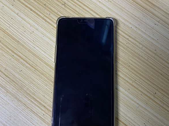 乘客不慎丢手机 好心师傅拾金不昧物归原主