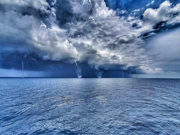 飓风劳拉袭击美国 海面惊现11条“龙吸水” 