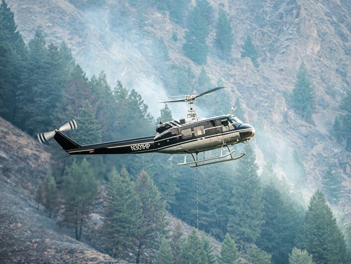 美国一架消防直升机坠毁引发火灾，飞行员身亡