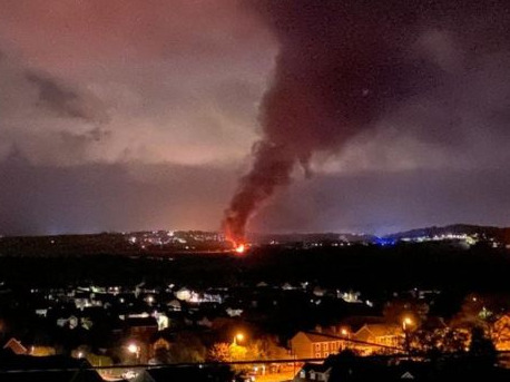 英国一列柴油货运列车在威尔士出轨起火 数百居民被疏散