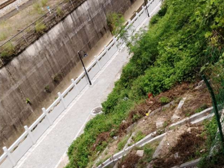 布吉河沿河走廊百和苑小区段存多种安全隐患，市民建议修建人行台阶连通小区