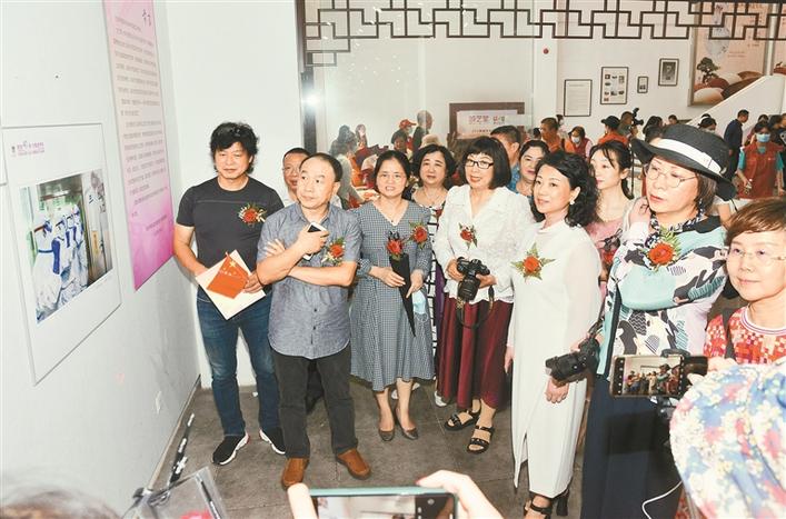 深圳市第五届女摄影家作品展”在龙岗区坂田街道艺术展览馆举行