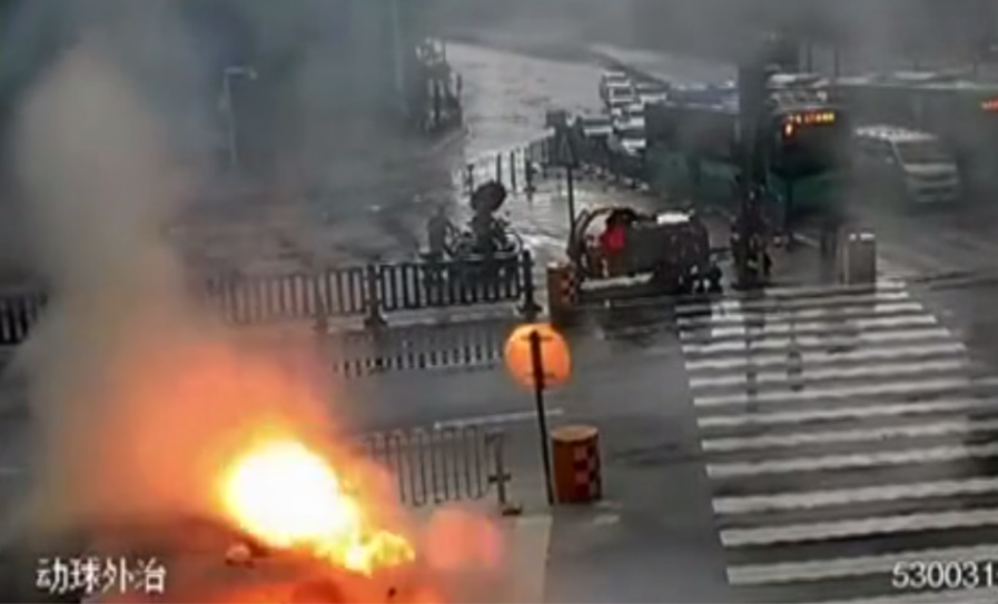刚救出人就爆炸了！路遇轿车自燃，深圳三名司机逆行而上“硬核”救人