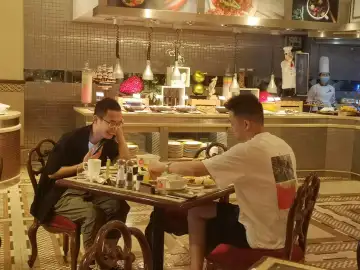制止餐饮浪费系列报道 | 自助餐正从“吃撑着”到“吃舒服”转变
