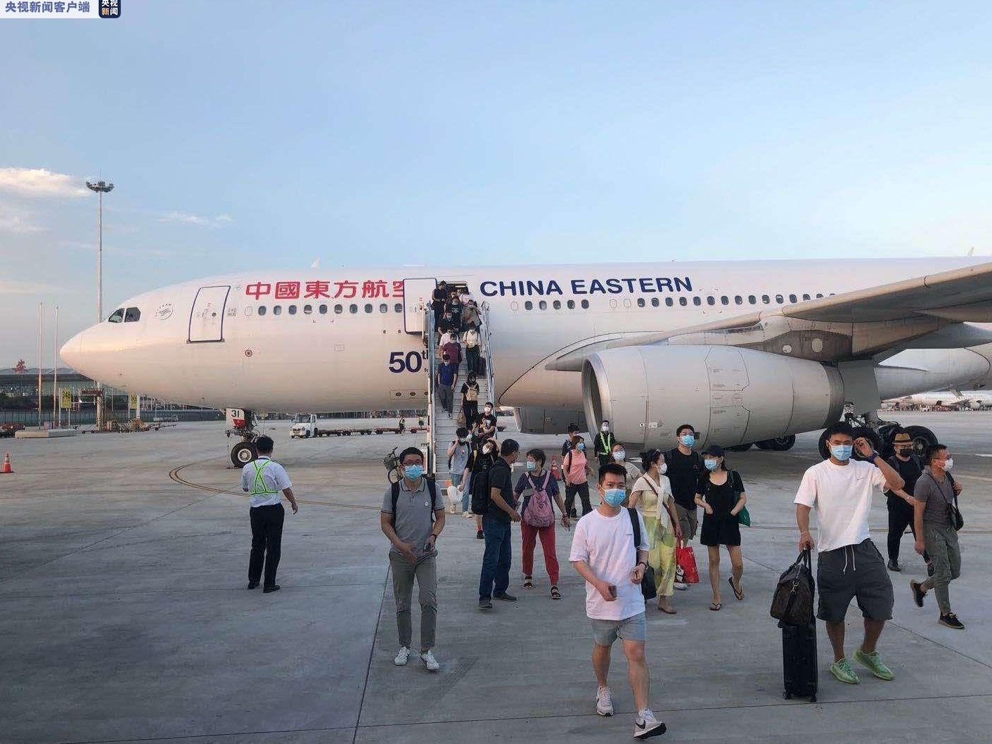 东航成都飞北京航班紧急备降西安 乘客已更换飞机准备前往北京