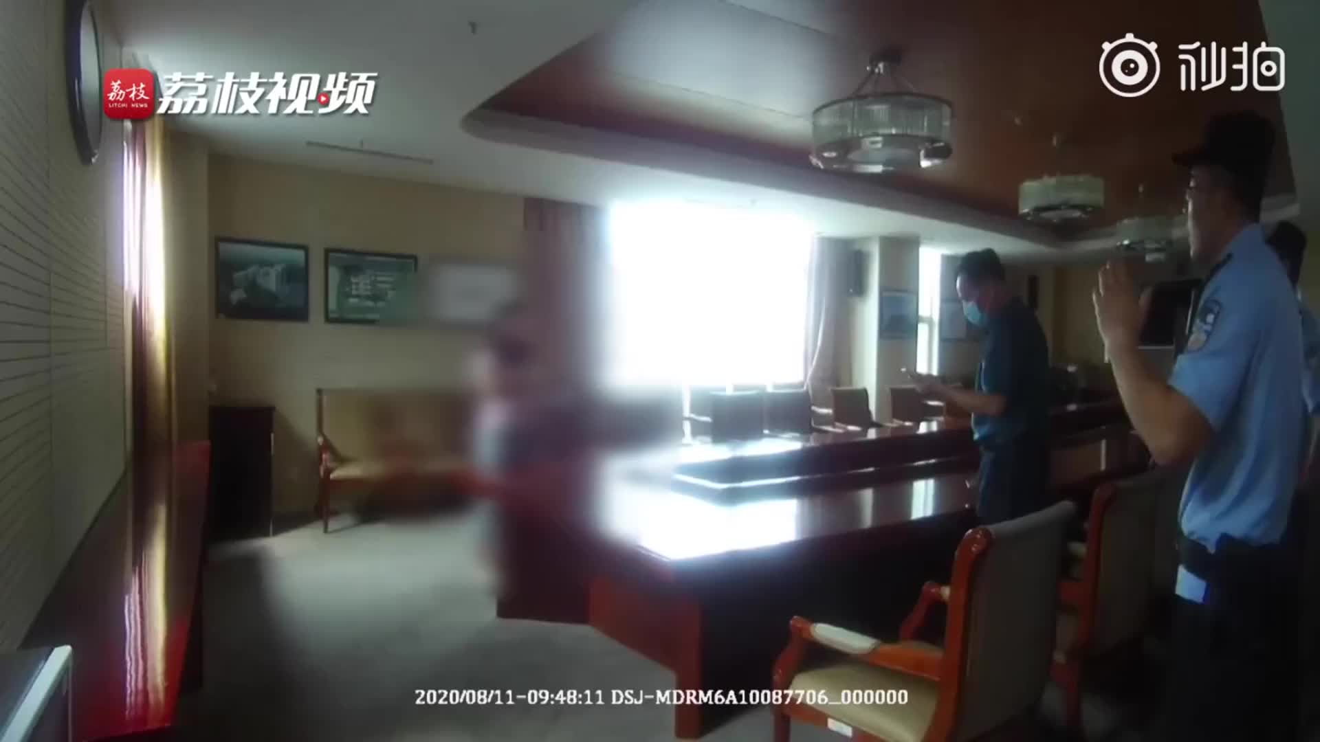 飒！95后女警空手夺刀救下自杀女子