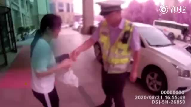 交警替车祸受伤的外卖小哥送餐