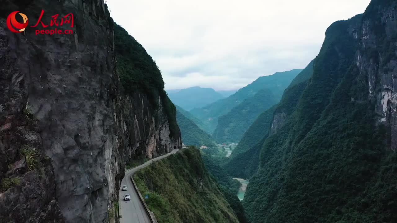 震撼！架在云端的天路