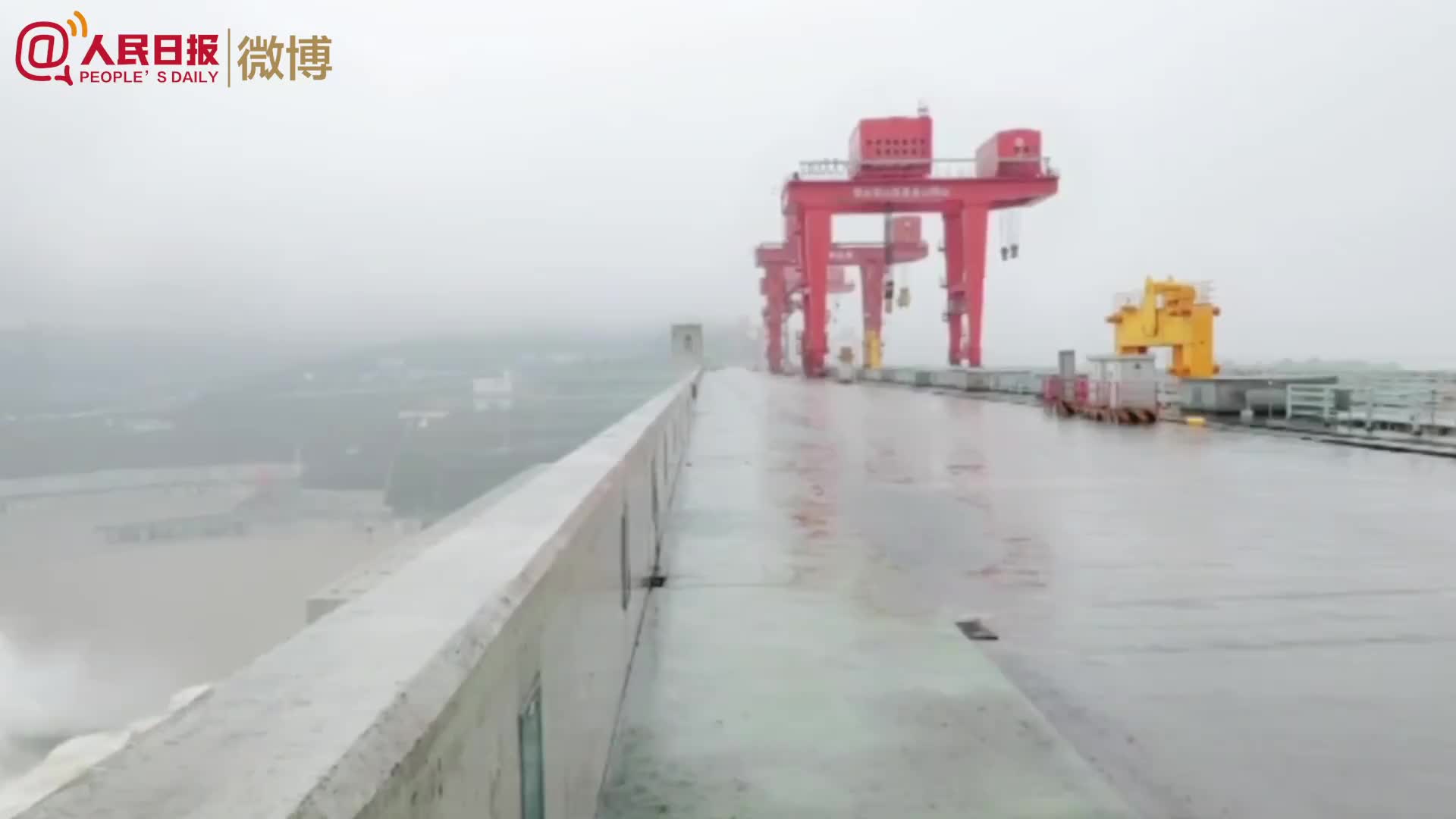 三峡大坝首次开11孔泄洪