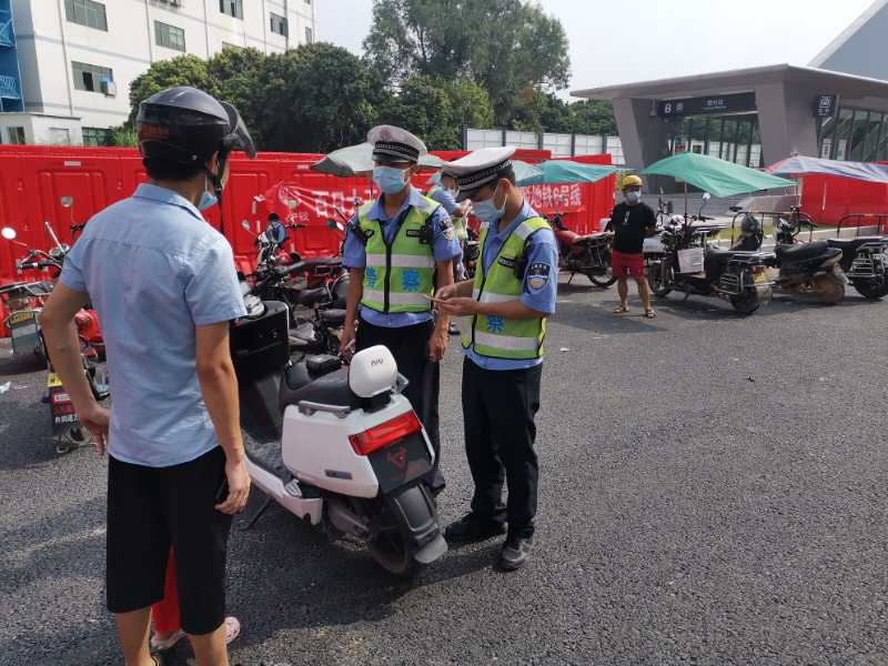 新湖街道对地铁站周边开展交通整治行动