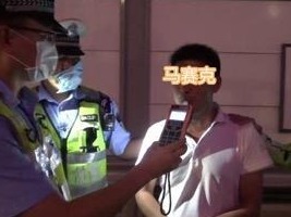 看到警察后弃车逃跑，深圳交警近日抓获一名涉嫌醉驾司机
