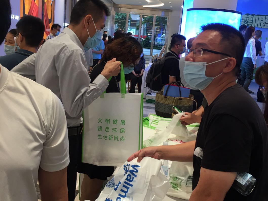 重拎菜篮子布袋子！  深圳现场推广塑料购物袋替代品