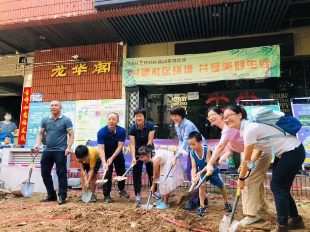 深圳南山区又添两个社区共建花园 居民纷纷争当园丁种花草